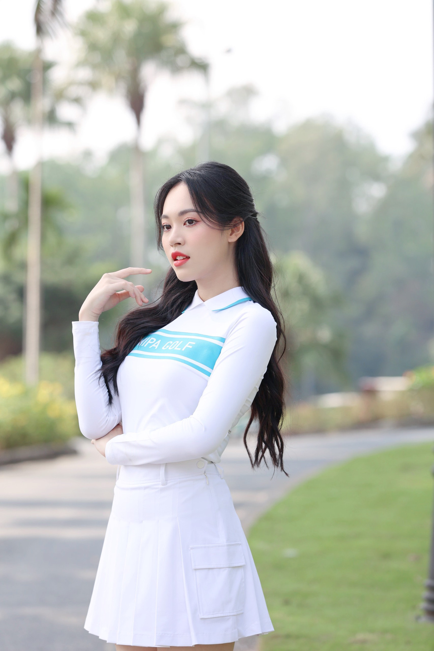 Á hậu Trịnh Thùy Linh khoe vẻ đẹp thanh lịch, dịu dàng trong trang phục sắc trắng.