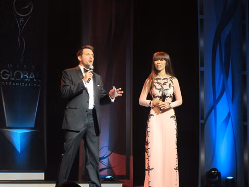 Nữ siêu mẫu đã có một đêm diễn thành công và để lại ấn tượng về phong cách chuyên nghiệp của một người mẫu đến từ Việt Nam