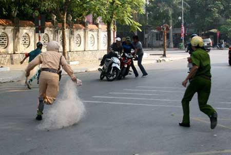 Công an Thanh Hóa dùng lưới bắt xe đua 