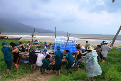 Ngư dân Đà Nẵng đưa tàu thuyền lên bờ
