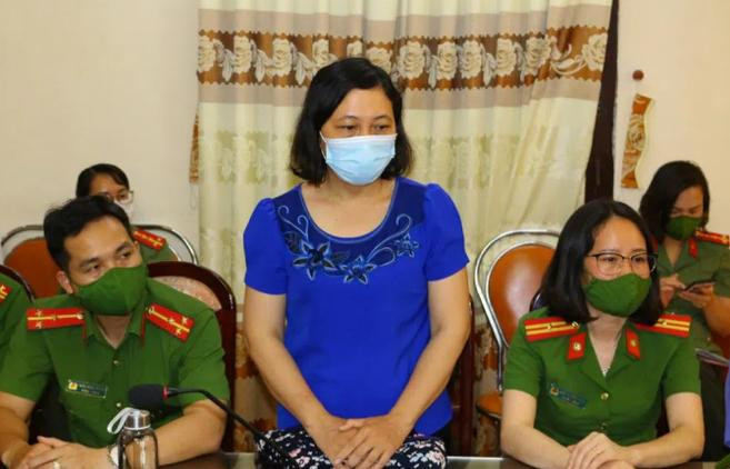 Kết quả điều tra ban đầu xác định trong năm 2020 và 2021, CDC Nam Định đã ký 5 hợp đồng mua kit test xét nghiệm của Công ty Việt Á. Sau đó, Công ty Việt Á đã trích phần trăm "hoa hồng" ngoài hợp đồng chỉ định thầu kit xét nghiệm cho CDC Nam Định với số tiền hơn 3,1 tỉ đồng. Ngoài ra, nhân viên CDC Nam Định đã có hành vi chiếm đoạt số kit xét nghiệm của nhà nước "bán" cho Công ty Việt Á để trục lợi với số tiền 800 triệu đồng. Bước đầu các bị can đã khai nhận hành vi phạm tội. Vật chứng đã thu hồi được hơn 1,2 tỉ đồng. Trong ảnh: Bị can Phạm Thị Nga. Kết quả điều tra ban đầu xác định trong năm 2020 và 2021, CDC Nam Định đã ký 5 hợp đồng mua kit test xét nghiệm của Công ty Việt Á. Sau đó, Công ty Việt Á đã trích phần trăm "hoa hồng" ngoài hợp đồng chỉ định thầu kit xét nghiệm cho CDC Nam Định với số tiền hơn 3,1 tỉ đồng. Ngoài ra, nhân viên CDC Nam Định đã có hành vi chiếm đoạt số kit xét nghiệm của nhà nước "bán" cho Công ty Việt Á để trục lợi với số tiền 800 triệu đồng. Bước đầu các bị can đã khai nhận hành vi phạm tội. Vật chứng đã thu hồi được hơn 1,2 tỉ đồng. Trong ảnh: Bị can Phạm Thị Nga.