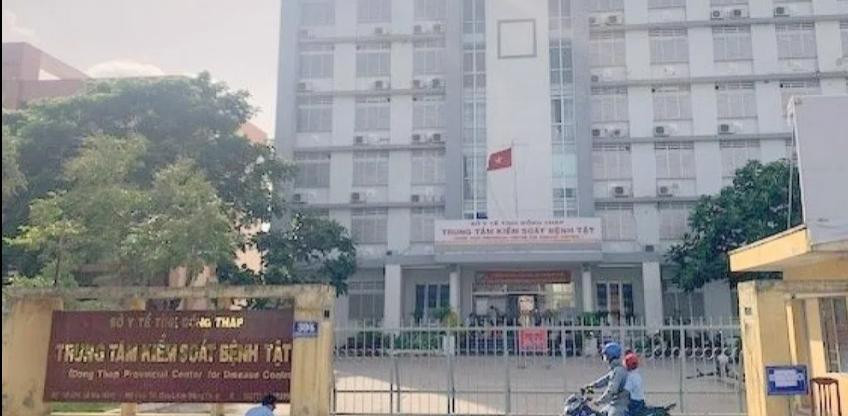 2. Ngày 11/5, Cơ quan Cảnh sát Điều tra - Công an tỉnh Hà Giang đã ra quyết định khởi tố vụ án hình sự tại Trung tâm Kiểm soát bệnh tật tỉnh Hà Giang (CDC Hà Giang); khởi tố bị can, bắt tạm giam 4 tháng đối với bị can Nguyễn Trần Tuấn (SN 1971), Giám đốc CDC Hà Giang và 2 thuộc cấp vì có hành vi nhận hối lộ, được quy định tại khoản 4, Điều 354, Bộ luật Hình sự. Theo tài liệu của Cơ quan chức năng, các bị can đã nhận hối lộ của Công ty Cổ phần Công nghệ Việt Á với số tiền hàng tỷ đồng. Toàn bộ số tiền này cả 3 bị can đã nộp cho Cơ quan Cảnh sát điều tra - Công an tỉnh Hà Giang. 2. Ngày 11/5, Cơ quan Cảnh sát Điều tra - Công an tỉnh Hà Giang đã ra quyết định khởi tố vụ án hình sự tại Trung tâm Kiểm soát bệnh tật tỉnh Hà Giang (CDC Hà Giang); khởi tố bị can, bắt tạm giam 4 tháng đối với bị can Nguyễn Trần Tuấn (SN 1971), Giám đốc CDC Hà Giang và 2 thuộc cấp vì có hành vi nhận hối lộ, được quy định tại khoản 4, Điều 354, Bộ luật Hình sự. Theo tài liệu của Cơ quan chức năng, các bị can đã nhận hối lộ của Công ty Cổ phần Công nghệ Việt Á với số tiền hàng tỷ đồng. Toàn bộ số tiền này cả 3 bị can đã nộp cho Cơ quan Cảnh sát điều tra - Công an tỉnh Hà Giang.