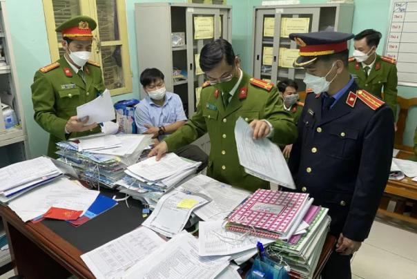 Trước đó, cơ quan điều tra phát hiện nhiều sai phạm liên quan đến việc mua sắm trang thiết bị, vật tư hóa chất, quần áo bảo hộ phòng, chống dịch diễn ra trên địa bàn tỉnh. Quá trình xác minh, lực lượng công an phát hiện Đức và Nhật vì vụ lợi dẫn đến vi phạm quy định về đấu thầu trong mua sắm vật tư, trang thiết bị y tế gây thiệt hại tài sản cho Nhà nước. Khám xét tại nhà của hai người này, lực lượng công an thu giữ nhiều tài liệu, tiền mặt liên đến vụ án. CDC Thừa Thiên - Huế được Bộ Công an nêu tên trong vụ việc Công ty Việt Á mua bán kit xét nghiệm COVID-19. Trước đó, cơ quan điều tra phát hiện nhiều sai phạm liên quan đến việc mua sắm trang thiết bị, vật tư hóa chất, quần áo bảo hộ phòng, chống dịch diễn ra trên địa bàn tỉnh. Quá trình xác minh, lực lượng công an phát hiện Đức và Nhật vì vụ lợi dẫn đến vi phạm quy định về đấu thầu trong mua sắm vật tư, trang thiết bị y tế gây thiệt hại tài sản cho Nhà nước. Khám xét tại nhà của hai người này, lực lượng công an thu giữ nhiều tài liệu, tiền mặt liên đến vụ án. CDC Thừa Thiên - Huế được Bộ Công an nêu tên trong vụ việc Công ty Việt Á mua bán kit xét nghiệm COVID-19.