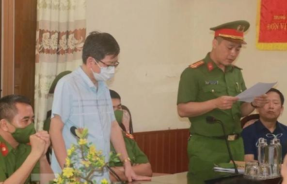 4. Ngày 25/4, Giám đốc Công an tỉnh Nam Định đã chỉ đạo Cơ quan Cảnh sát điều tra Công an tỉnh này thi hành các Quyết định khởi tố vụ án, khởi tố bị can, đồng thời thi hành Lệnh bắt bị can để tạm giam và khám xét nơi ở, nơi làm việc đối với 5 cán bộ thuộc CDC Nam Định về các tội "Vi phạm quy định về đấu thầu gây hậu quả nghiêm trọng" và tội "Tham ô tài sản". Các bị can bị khởi tố và bắt giam, gồm: Đỗ Đức Lưu, Giám đốc CDC Nam Định; Vũ Ngọc Tuyên, Kế toán trưởng; Phạm Thị Nga, Trưởng khoa Dược - Vật tư y tế; Vũ Khánh Vân, Trưởng phòng Kế hoạch nghiệp vụ và Vũ Thị Ngọc Thanh, Phó Trưởng khoa xét nghiệm. Trong ảnh: Bị can Đỗ Đức Lưu- Giám đốc CDC Nam Định. 4. Ngày 25/4, Giám đốc Công an tỉnh Nam Định đã chỉ đạo Cơ quan Cảnh sát điều tra Công an tỉnh này thi hành các Quyết định khởi tố vụ án, khởi tố bị can, đồng thời thi hành Lệnh bắt bị can để tạm giam và khám xét nơi ở, nơi làm việc đối với 5 cán bộ thuộc CDC Nam Định về các tội "Vi phạm quy định về đấu thầu gây hậu quả nghiêm trọng" và tội "Tham ô tài sản". Các bị can bị khởi tố và bắt giam, gồm: Đỗ Đức Lưu, Giám đốc CDC Nam Định; Vũ Ngọc Tuyên, Kế toán trưởng; Phạm Thị Nga, Trưởng khoa Dược - Vật tư y tế; Vũ Khánh Vân, Trưởng phòng Kế hoạch nghiệp vụ và Vũ Thị Ngọc Thanh, Phó Trưởng khoa xét nghiệm. Trong ảnh: Bị can Đỗ Đức Lưu- Giám đốc CDC Nam Định.