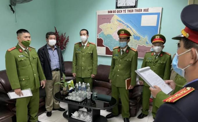 5. Ngày 19/2, Cơ quan Cảnh sát điều tra Công an Thừa Thiên - Huế ra quyết định khởi tố vụ án, bắt tạm giam 4 tháng đối với ông Hoàng Văn Đức (52 tuổi, Giám đốc Trung tâm Kiểm soát bệnh tật - CDC Thừa Thiên - Huế) và Hà Thúc Nhật (39 tuổi, Kế toán trưởng kiêm Trưởng phòng Tài chính kế toán đơn vị này) tội Vi phạm quy định về đấu thầu gây hậu quả nghiêm trọng. Trong ảnh: Cơ quan điều tra tống đạt quyết định khởi tố ông Đức. 5. Ngày 19/2, Cơ quan Cảnh sát điều tra Công an Thừa Thiên - Huế ra quyết định khởi tố vụ án, bắt tạm giam 4 tháng đối với ông Hoàng Văn Đức (52 tuổi, Giám đốc Trung tâm Kiểm soát bệnh tật - CDC Thừa Thiên - Huế) và Hà Thúc Nhật (39 tuổi, Kế toán trưởng kiêm Trưởng phòng Tài chính kế toán đơn vị này) tội Vi phạm quy định về đấu thầu gây hậu quả nghiêm trọng. Trong ảnh: Cơ quan điều tra tống đạt quyết định khởi tố ông Đức.
