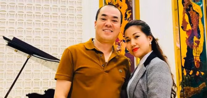 Xuân Hảo tự hào vì có một người vợ tuyệt vời luôn hiểu và ủng hộ công việc của chồng. Xuân Hảo tự hào vì có một người vợ tuyệt vời luôn hiểu và ủng hộ công việc của chồng.
