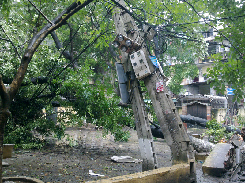 Cột điện bên cạnh bị kéo gãy, dây điện đứt, nổ lốp bốp
