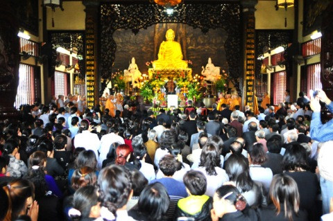 Sáng nay, 17/11, hàng nghìn phật tử từ khắp nơi trên cả nước có mặt trong lễ dâng hương và cầu nguyện anh linh Đại tướng Võ Nguyên Giáp tại Thiền viện Trúc Lâm Sùng Phúc