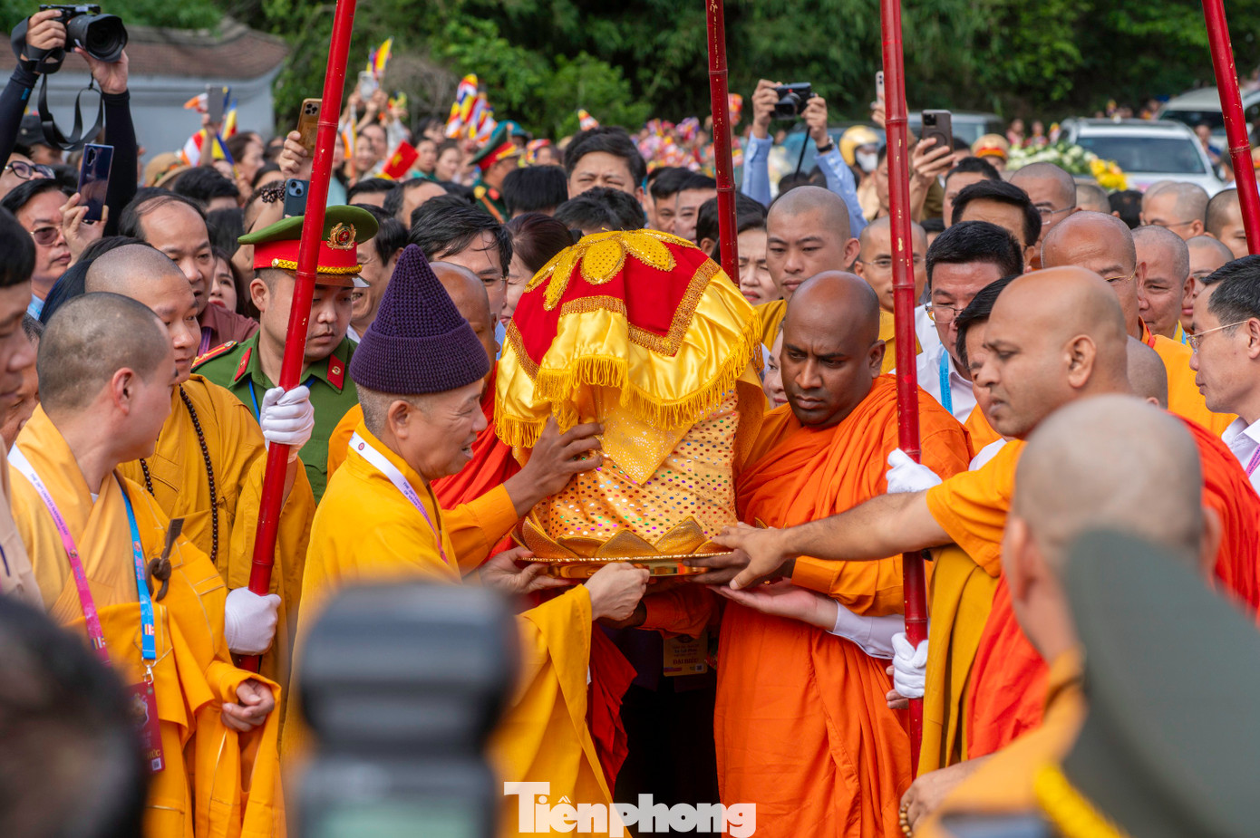 Cùng với đó, dọc đường vào thánh địa Yên Tử, hàng vạn người dân cùng tăng ni, phật tử đổ về Cung Trúc Lâm Yên Tử để đảnh lễ và chiêm bái xá lợi Đức Phật.