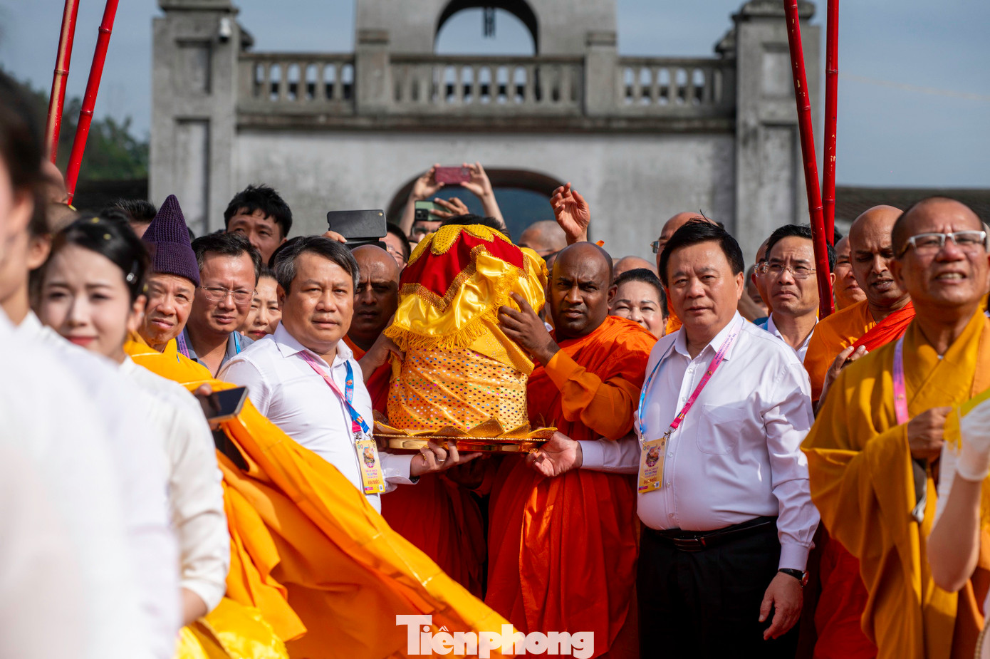 Tham gia đoàn rước có ông Nguyễn Xuân Thắng - Ủy viên Bộ Chính trị, Chủ tịch Hội đồng Lý luận Trung ương, ông Vũ Đại Thắng - Bí thư Tỉnh ủy Quảng Ninh cùng đại diện HĐND, UBND tỉnh Quảng Ninh và Giáo hội Phật giáo tỉnh Quảng Ninh.