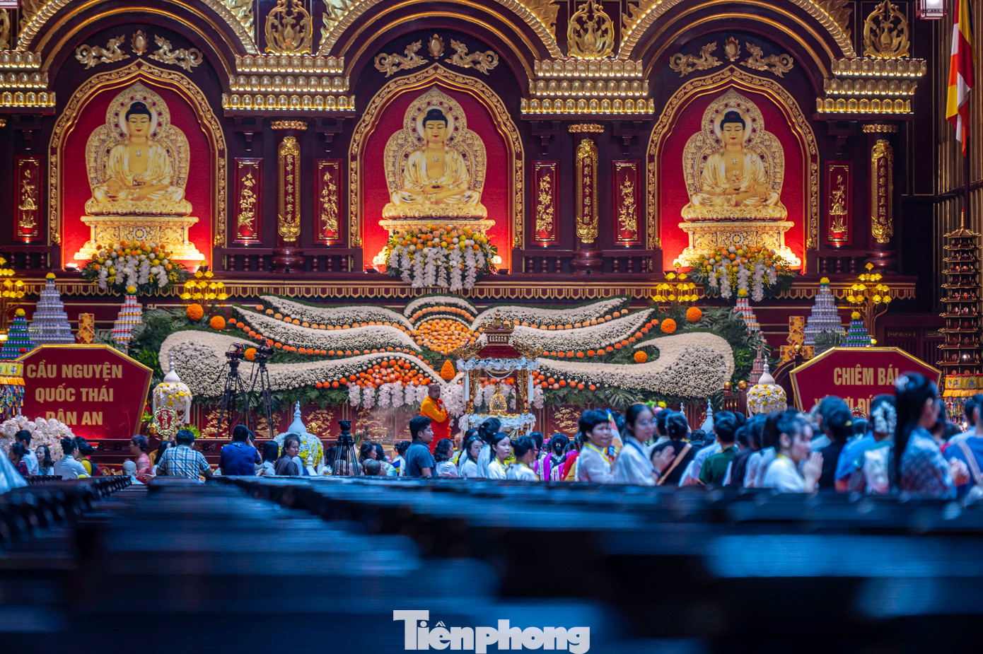 Sau khi tổ chức an vị xá lợi Đức Phật và các nghi lễ, ban tổ chức mở cửa cho người dân, tín đồ phật giáo vào chiêm bái.