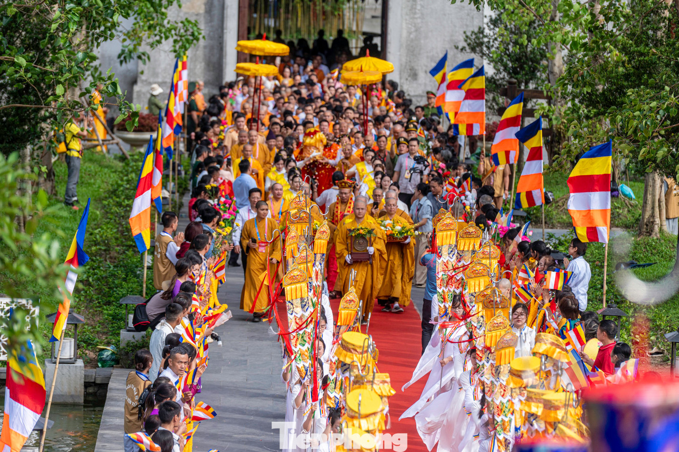 Cùng với đó, dọc đường vào thánh địa Yên Tử, hàng vạn người dân cùng tăng ni, phật tử đổ về Cung Trúc Lâm Yên Tử để đảnh lễ và chiêm bái xá lợi Đức Phật.