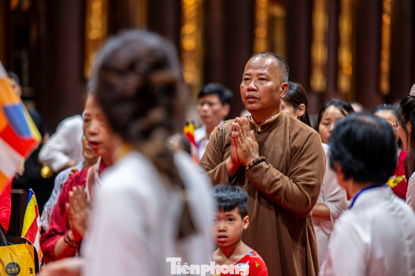 Người dân xếp hàng dài để đợi chờ được vào chiêm bái xá lợi Đức Phật.