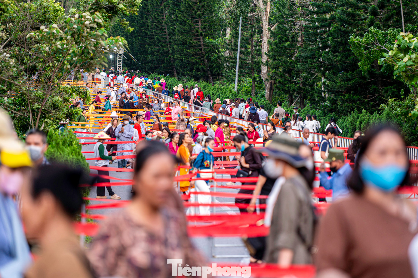 Để đảm bảo trật tự, ban tổ chức huy động lực lượng chức năng và tình nguyện viên tổ chức phân làn, hướng dẫn người dân. Ban tổ chức khuyến cáo người dân, phật tử, du khách trong quá trình chiêm bái xá lợi Đức Phật tuyệt đối đảm bảo an ninh trật tự, không chen lấn, xô đẩy, giữ trật tự, vệ sinh trong suốt quá trình chiêm bái, giữ hoan hỉ.