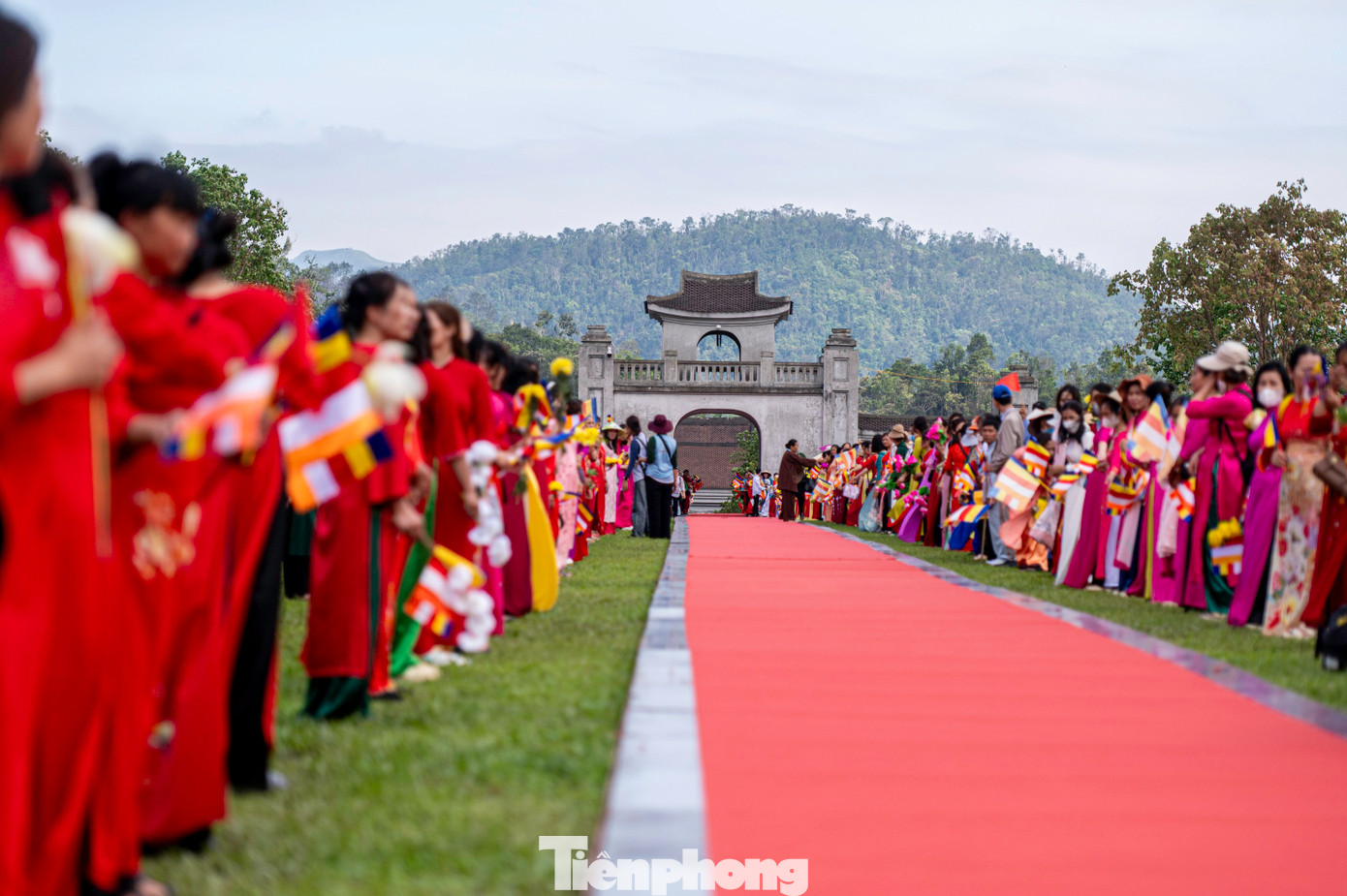 Cùng với đó, dọc đường vào thánh địa Yên Tử, hàng vạn người dân cùng tăng ni, phật tử đổ về Cung Trúc Lâm Yên Tử để đảnh lễ và chiêm bái xá lợi Đức Phật.
