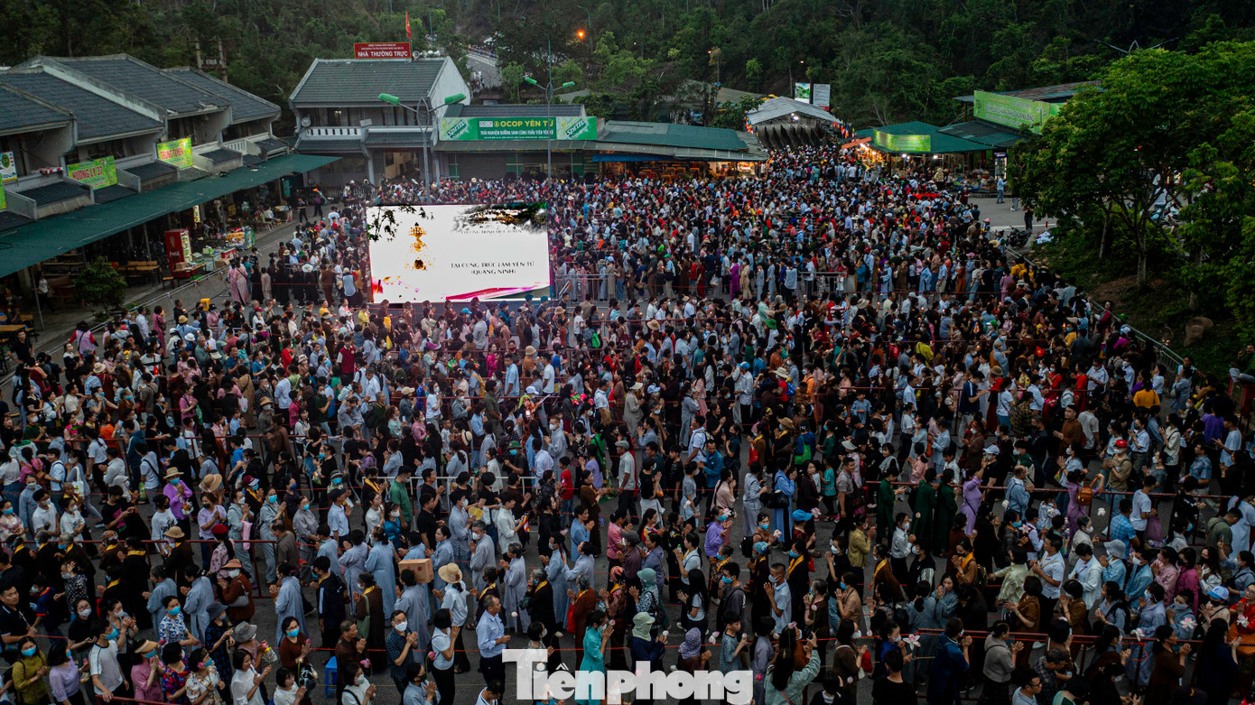 Ngoài ra, màn hình LED được lắp đặt tại nhiều khu vực cùng với hệ thống ánh sáng được lắp đặt giúp người dân dễ dàng tới chiêm bái.