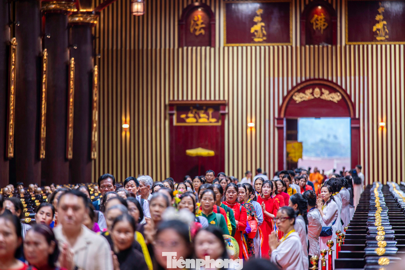 Người dân xếp hàng dài để đợi chờ được vào chiêm bái xá lợi Đức Phật.