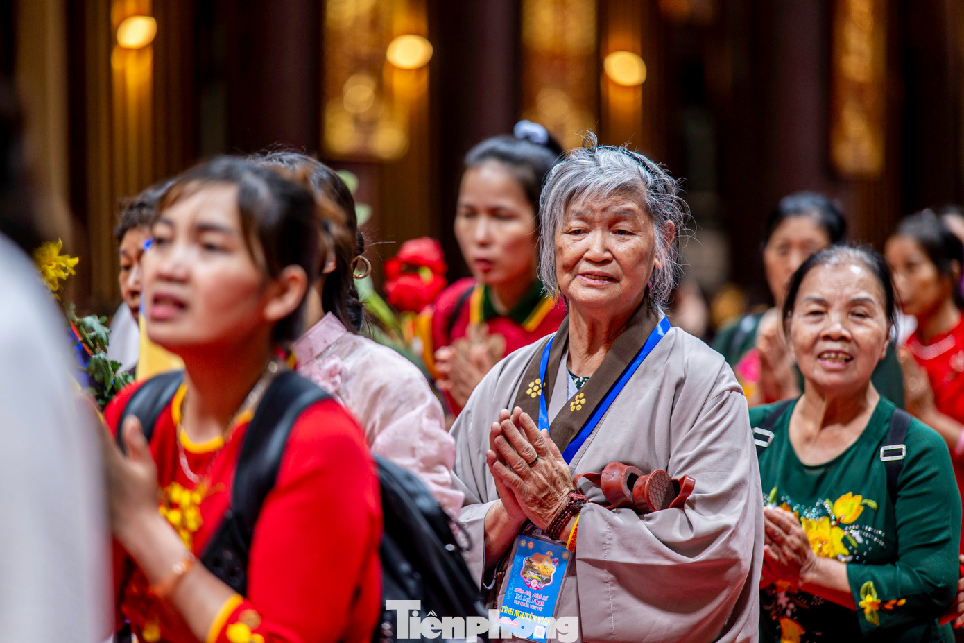 Người dân xếp hàng dài để đợi chờ được vào chiêm bái xá lợi Đức Phật.