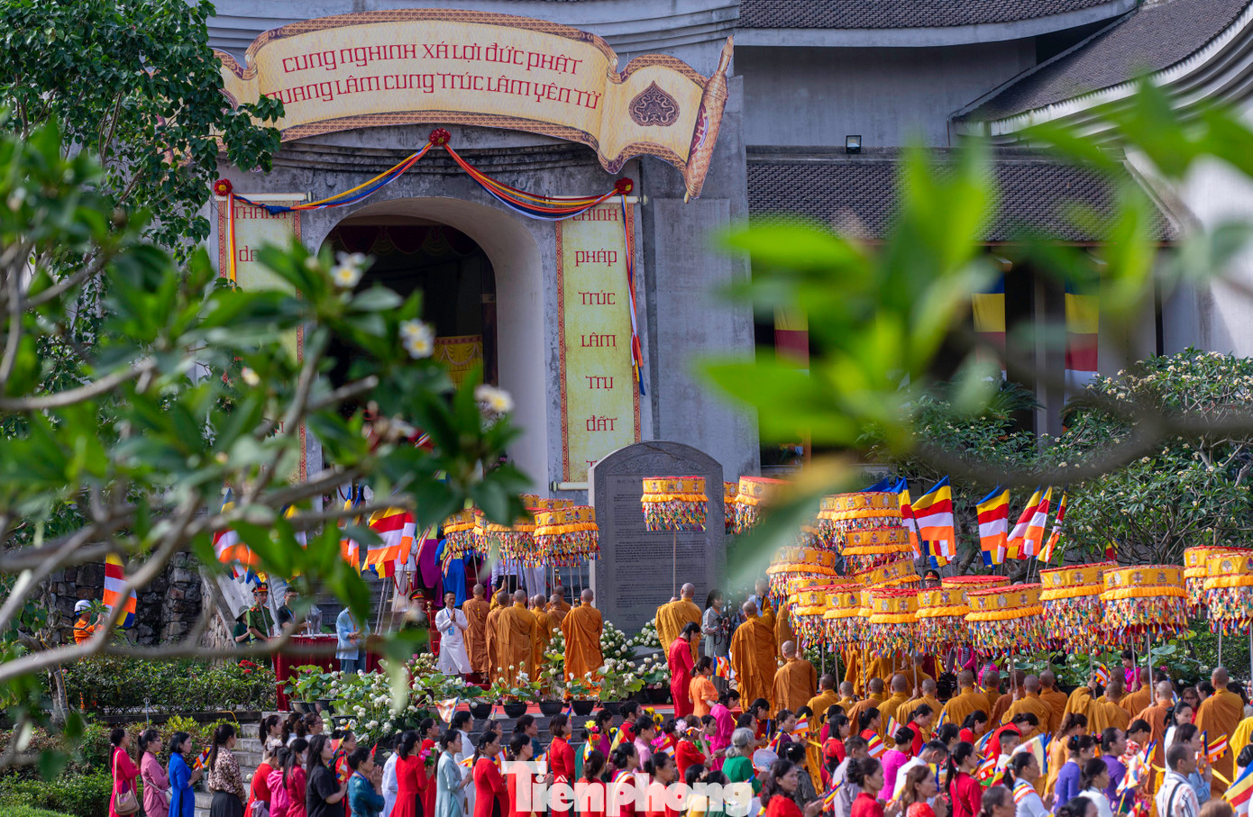 Ước tính trong buổi chiều có hàng vạn người đổ về Yên Tử.