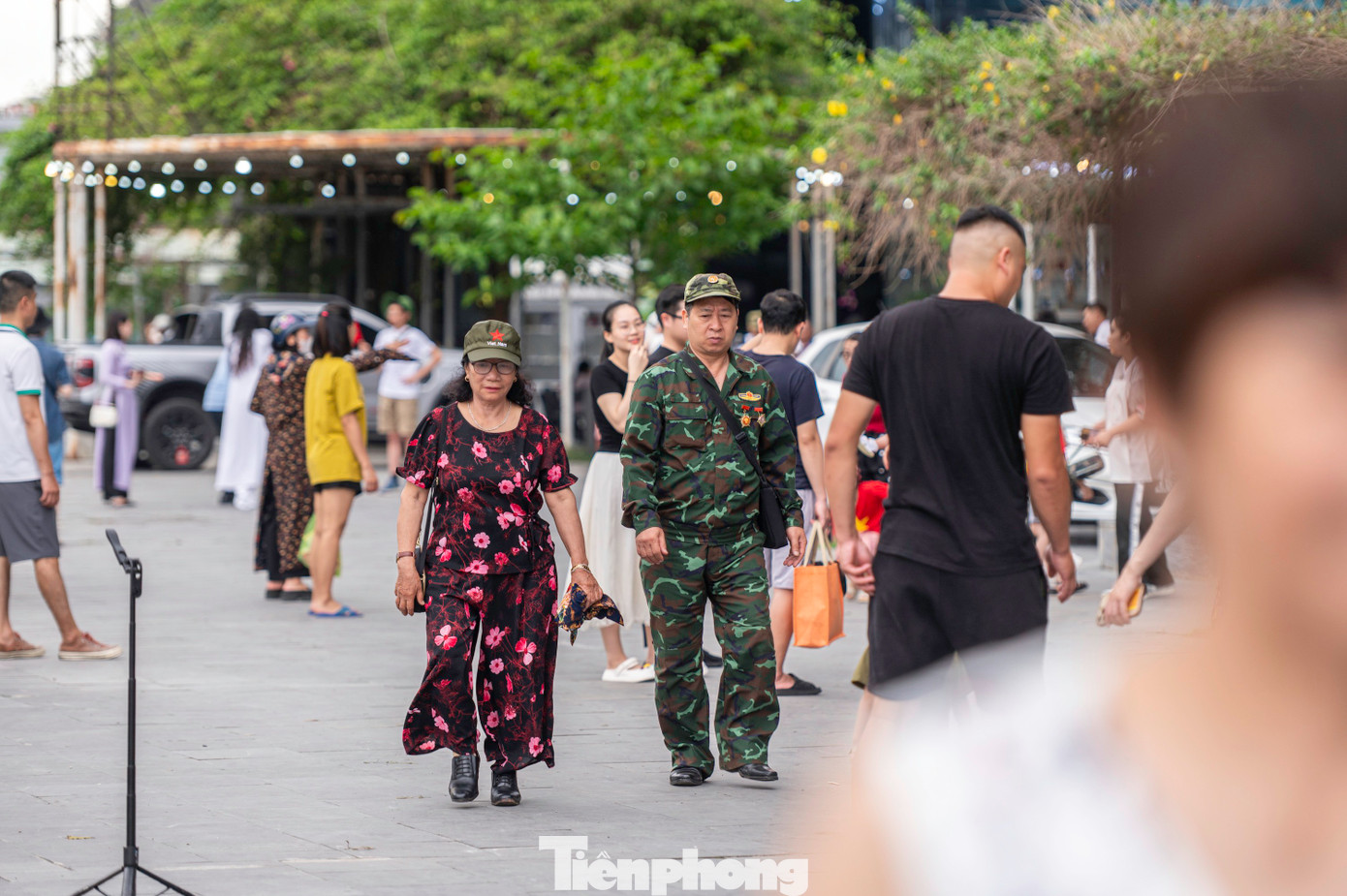 Trong số những người đến đây chụp ảnh có cả những cô, bác là những quân nhân chiến đấu, chứng kiến thời khắc lịch sử Giải phóng miền Nam, thống nhất đất nước.