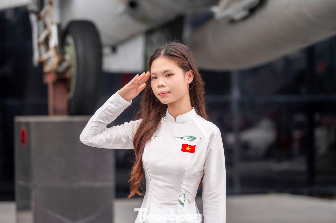 “Mình luôn cảm thấy tự hào khi được chụp ảnh với lá Quốc kỳ. Lá Quốc kỳ là biểu tượng của sự đoàn kết, tự hào dân tộc. Chụp ảnh với lá Quốc kỳ đối với mình không chỉ là một hành động cá nhân, mà còn thể hiện sự tôn trọng và lòng tri ân đối với đất nước”, Ngọc Quyên, trú ở phường Hồng Hà, TP. Hạ Long chia sẻ.