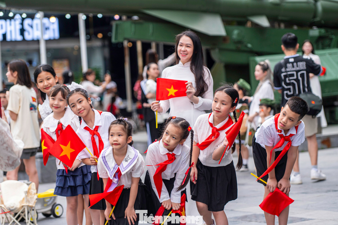 Ghi nhận của PV Tiền Phong, khu vực tập trung đông người đến chụp ảnh nằm sau Bảo tàng Quảng Ninh, là nơi trưng bày một số hiện vật quân sự như hệ thống tên lửa phòng không, máy bay...