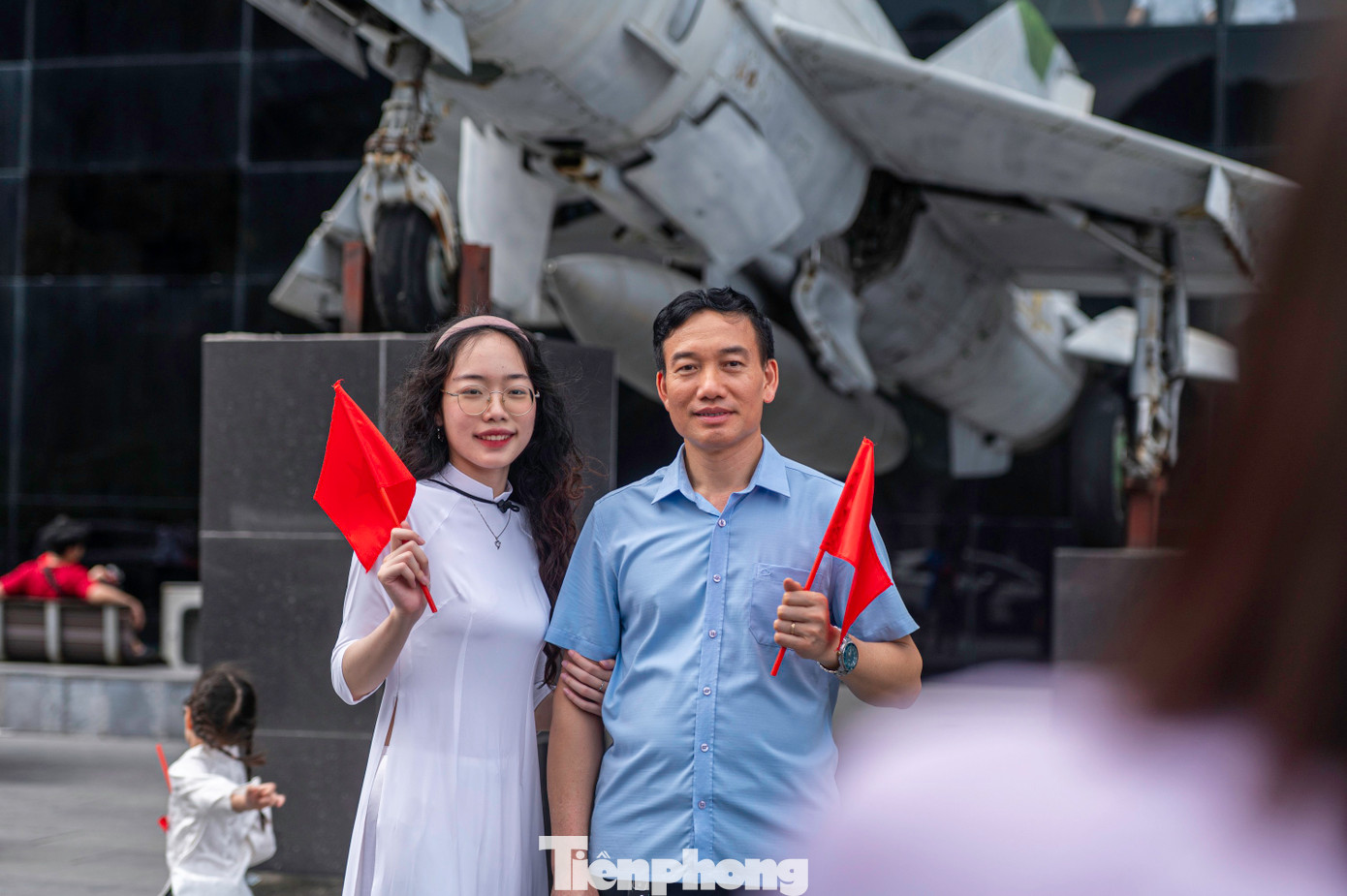 Mỹ Duyên, học sinh trường Chuyên Hạ Long, cho biết em cùng bố mẹ đến địa điểm này để chụp ảnh. "Đây là địa điểm lưu giữ hình ảnh lịch sử chiến đấu bảo vệ vùng mỏ của quân, dân Quảng Ninh. Em cảm thấy tự hào về dân tộc Việt Nam nói chung và của người dân vùng mỏ nói riêng", Mỹ Duyên chia sẻ.