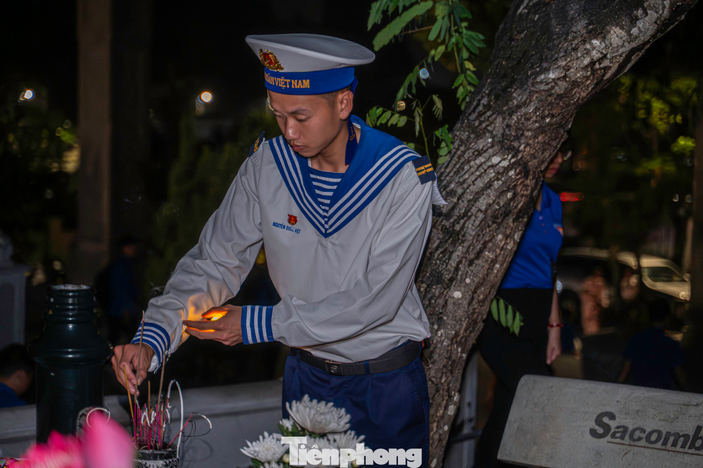 Em Nguyễn Quốc Việt - thuộc lực lượng Lữ đoàn 170, Vùng 1 Hải quân, Hải quân Việt Nam, cho biết em cảm thấy xúc động khi là thế hệ trẻ được khoác lên mình trang phục truyền thống của lực lượng hải quân của Quân đội nhân dân Việt Nam.