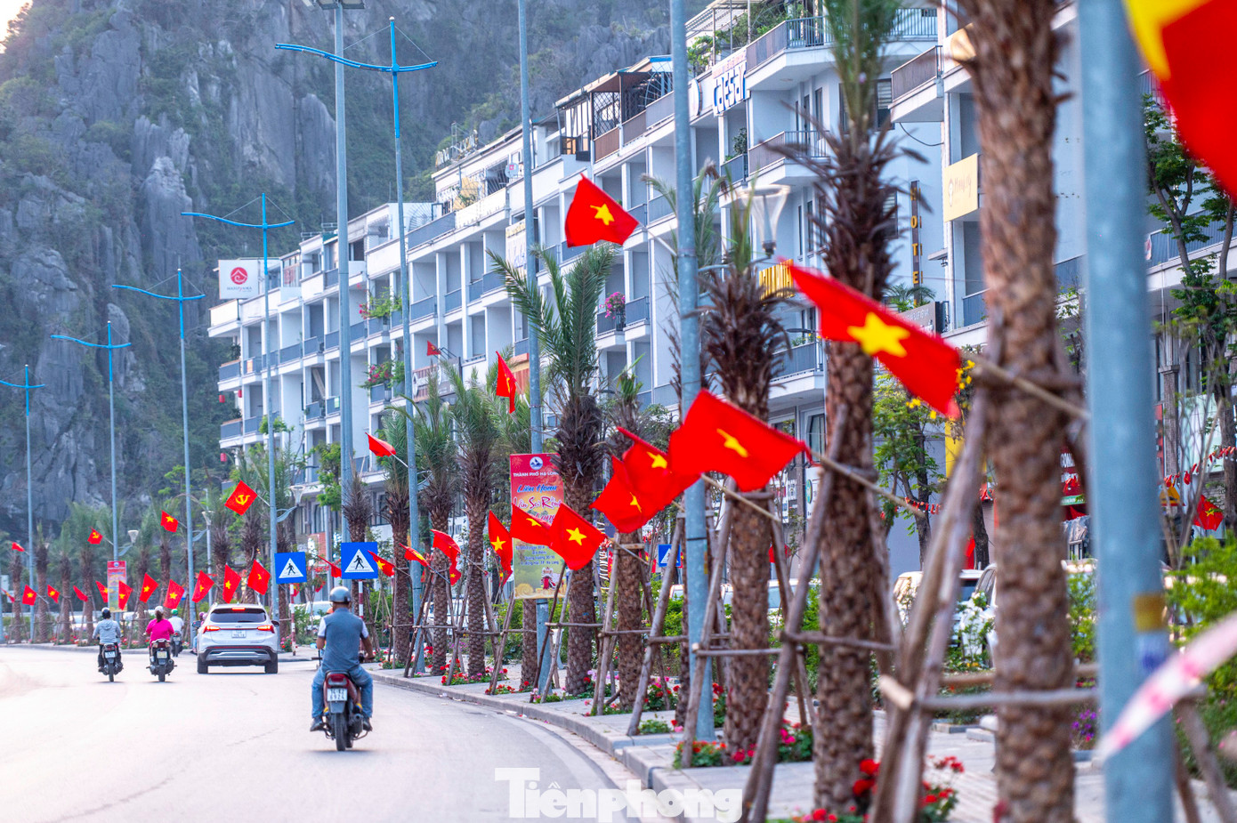 Những ngày này, từng con đường góc phố của tỉnh Quảng Ninh tràn ngập cờ hoa chào mừng 50 năm Ngày Giải phóng miền Nam, thống nhất đất nước (30/4/1975 - 30/4/2025) và 70 Ngày Giải phóng Vùng mỏ (25/4/1955 - 25/4/2025).