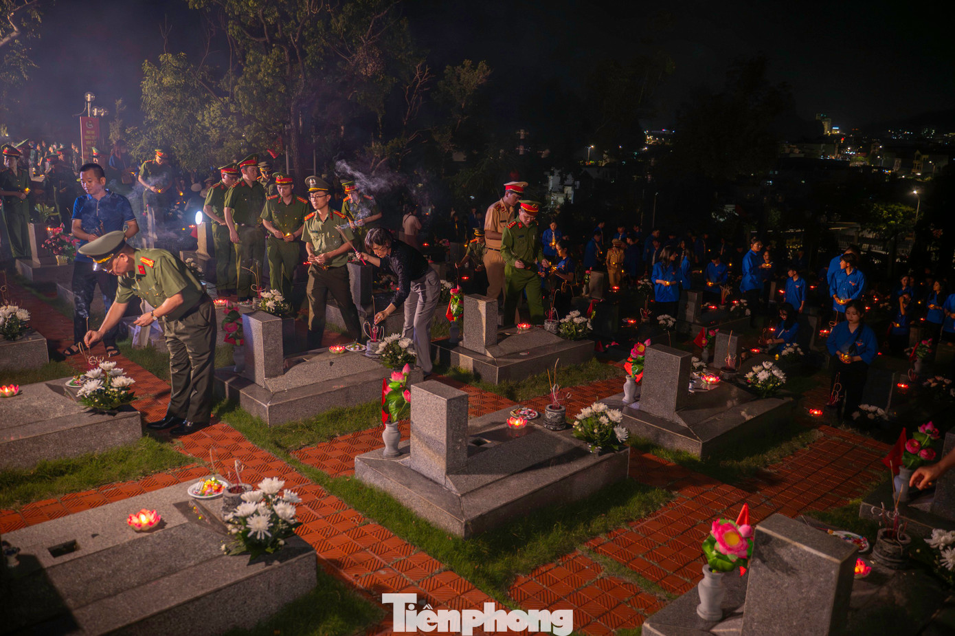 &quot;Trong giờ phút thiêng liêng này, em cảm thấy mình cần phải cố gắng hơn nữa trong học tập và rèn luyện để bảo vệ tổ quốc, xứng đáng với những sự hy sinh của cha ông để bảo vệ Tổ quốc&quot;, Việt chia sẻ.