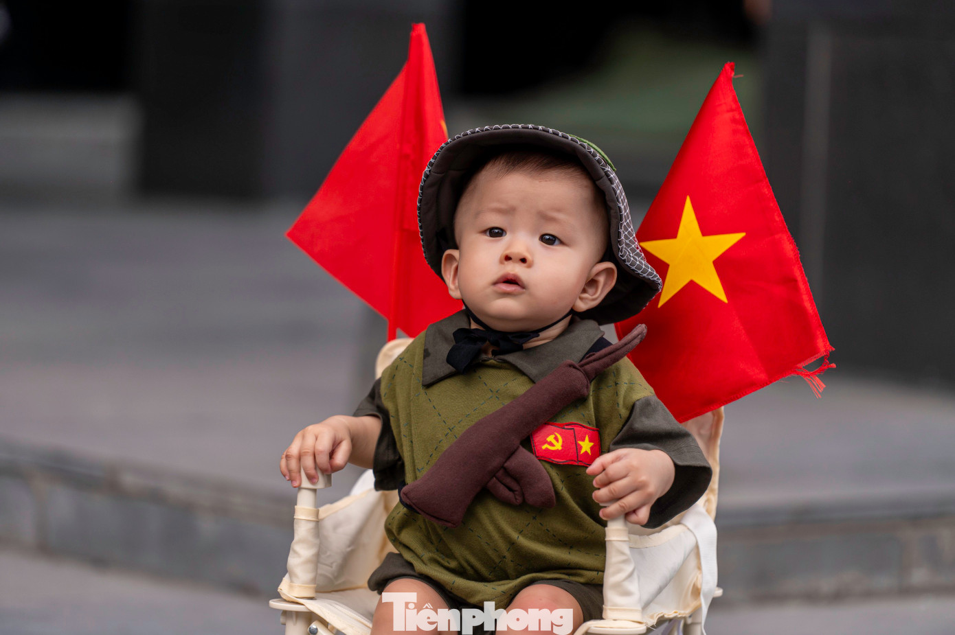 Nhiều gia đình đưa cả trẻ nhỏ đến chụp ảnh với trang phục quần áo bộ đội được may cách tân, trên ngực luôn có hình ảnh lá cờ đỏ sao vàng.