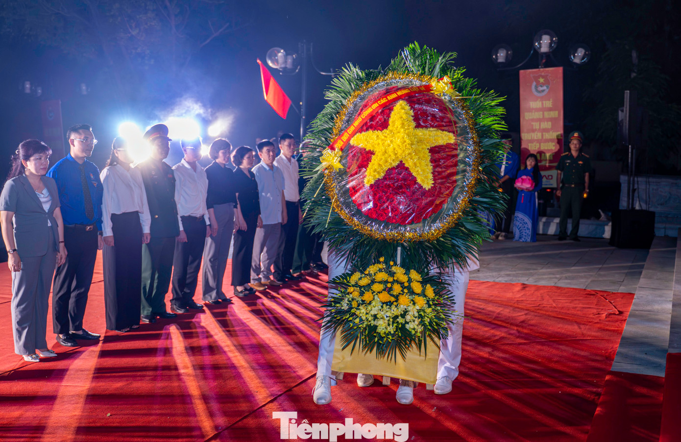 Trong không khí trang nghiêm, các đại biểu và đoàn viên thanh niên đã thành kính dâng hoa, dâng hương và thắp nến tri ân các anh hùng liệt sĩ.