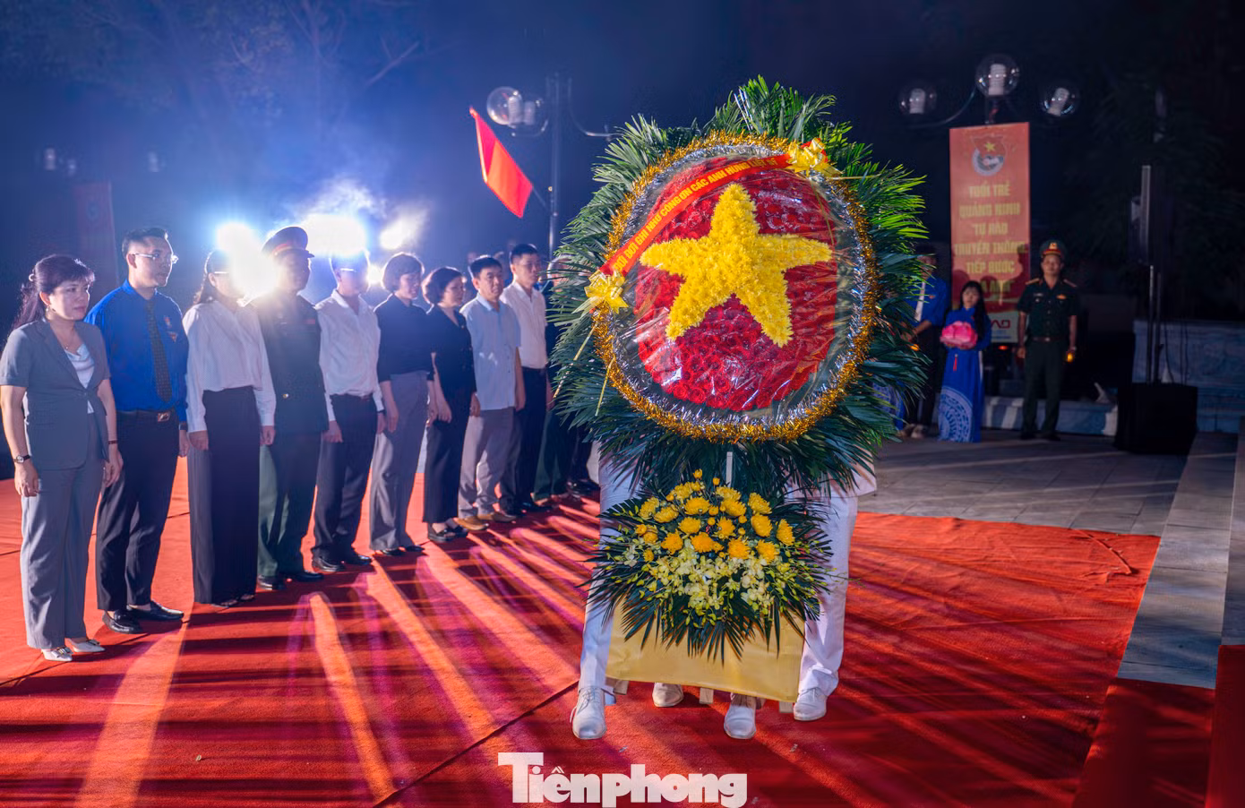 Trong không khí trang nghiêm, các đại biểu và đoàn viên thanh niên đã thành kính dâng hoa, dâng hương và thắp nến tri ân các anh hùng liệt sĩ.