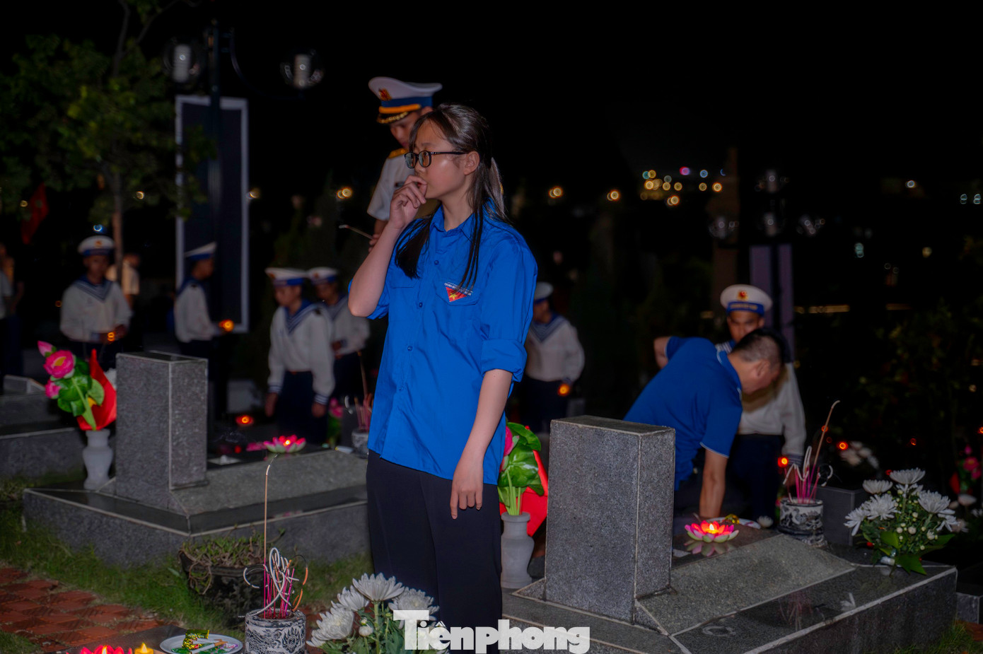 &quot;Em cảm thấy rất xúc động và nghẹn ngào. Để có được hòa bình như ngày hôm nay, cha ông đã phải đổ xương máu trong công cuộc đấu tranh giành độc lập. Đây là bài học rất ý nghĩa dành cho các thế hệ đoàn viên, thanh niên Quảng Ninh hãy tiếp tục rèn luyện, cống hiến để xứng đáng với truyền thống cách mạng vẻ vang của các thế hệ đi trước&quot; Thu Hương, trú TP Hạ Long chia sẻ.