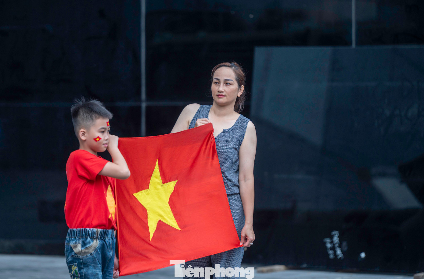 Nhân dịp này, người dân thành phố cũng đổ về cụm công trình văn hóa Bảo tàng - Thư viện Quảng Ninh; Quảng trường 30/10 chụp ảnh "check-in".