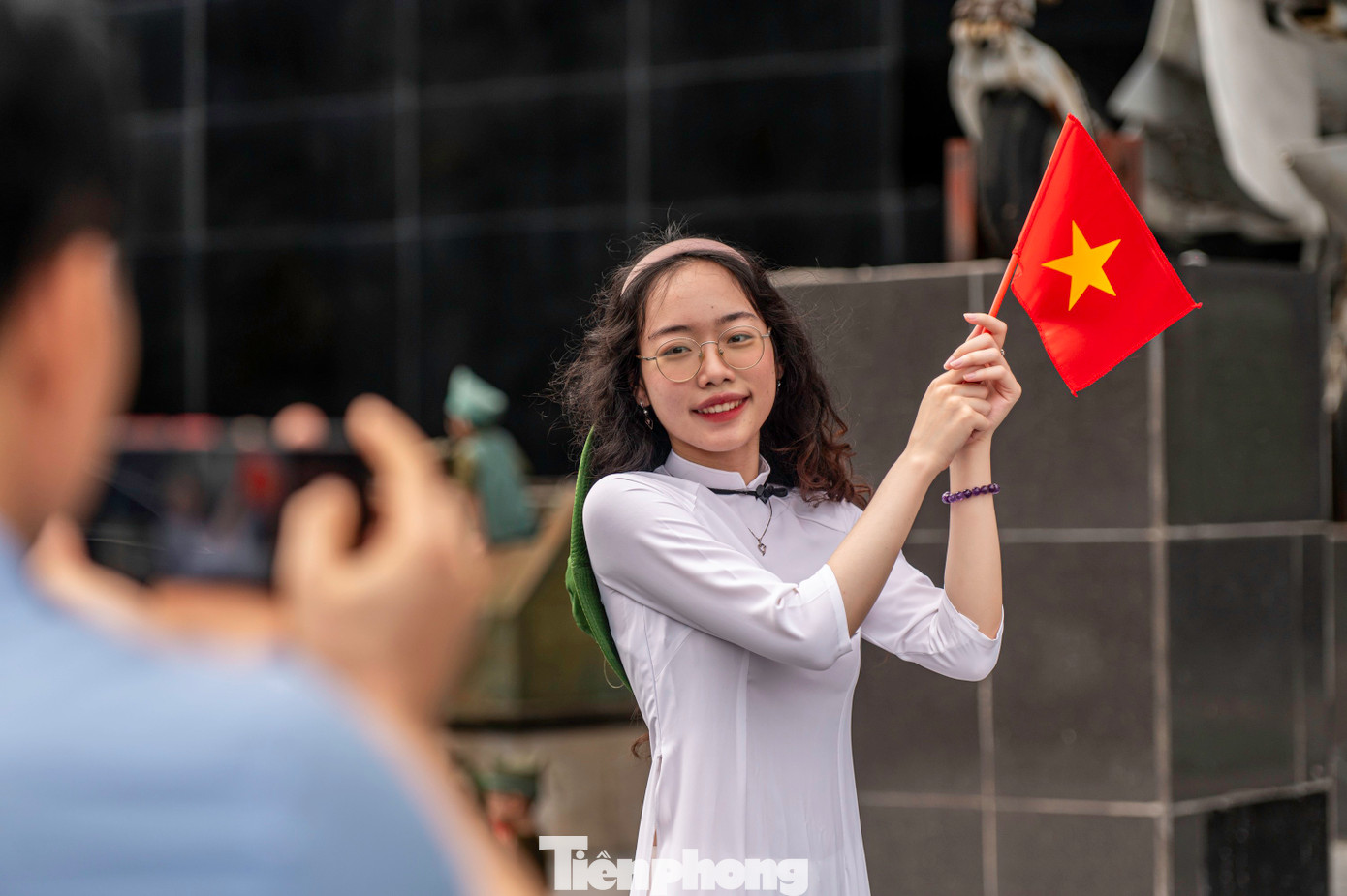 Mỹ Duyên, học sinh trường Chuyên Hạ Long, cho biết em cùng bố mẹ đến địa điểm này để chụp ảnh. "Đây là địa điểm lưu giữ hình ảnh lịch sử chiến đấu bảo vệ vùng mỏ của quân, dân Quảng Ninh. Em cảm thấy tự hào về dân tộc Việt Nam nói chung và của người dân vùng mỏ nói riêng", Mỹ Duyên chia sẻ.