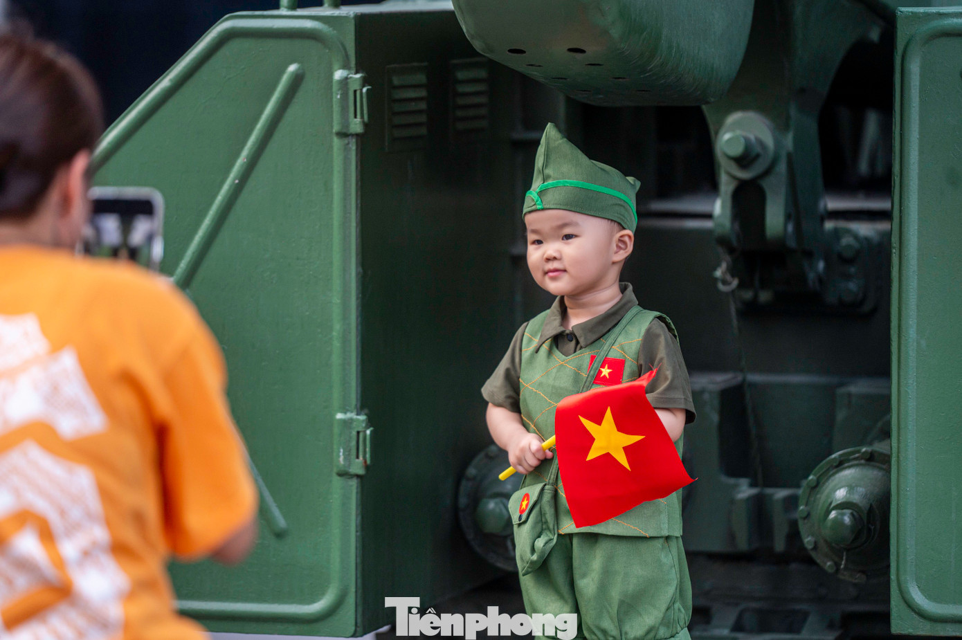 Nhiều gia đình đưa cả trẻ nhỏ đến chụp ảnh với trang phục quần áo bộ đội được may cách tân, trên ngực luôn có hình ảnh lá cờ đỏ sao vàng.