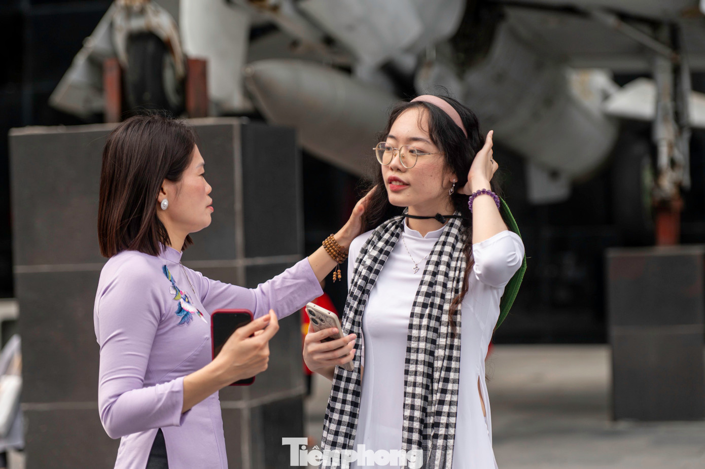 Mỹ Duyên, học sinh trường Chuyên Hạ Long, cho biết em cùng bố mẹ đến địa điểm này để chụp ảnh. "Đây là địa điểm lưu giữ hình ảnh lịch sử chiến đấu bảo vệ vùng mỏ của quân, dân Quảng Ninh. Em cảm thấy tự hào về dân tộc Việt Nam nói chung và của người dân vùng mỏ nói riêng", Mỹ Duyên chia sẻ.