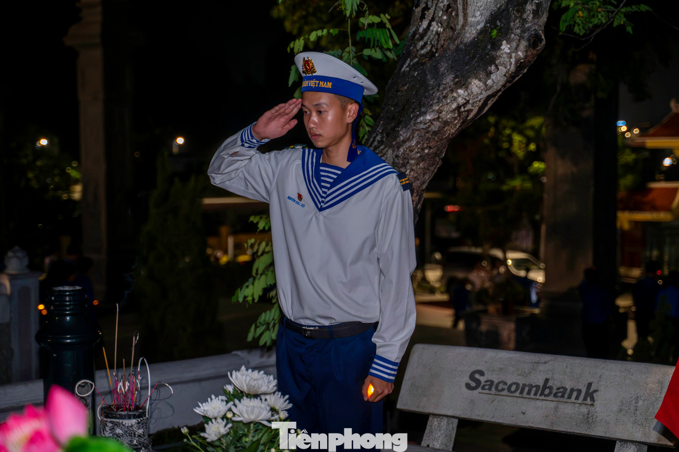 Em Nguyễn Quốc Việt - thuộc lực lượng Lữ đoàn 170, Vùng 1 Hải quân, Hải quân Việt Nam, cho biết em cảm thấy xúc động khi là thế hệ trẻ được khoác lên mình trang phục truyền thống của lực lượng hải quân của Quân đội nhân dân Việt Nam.