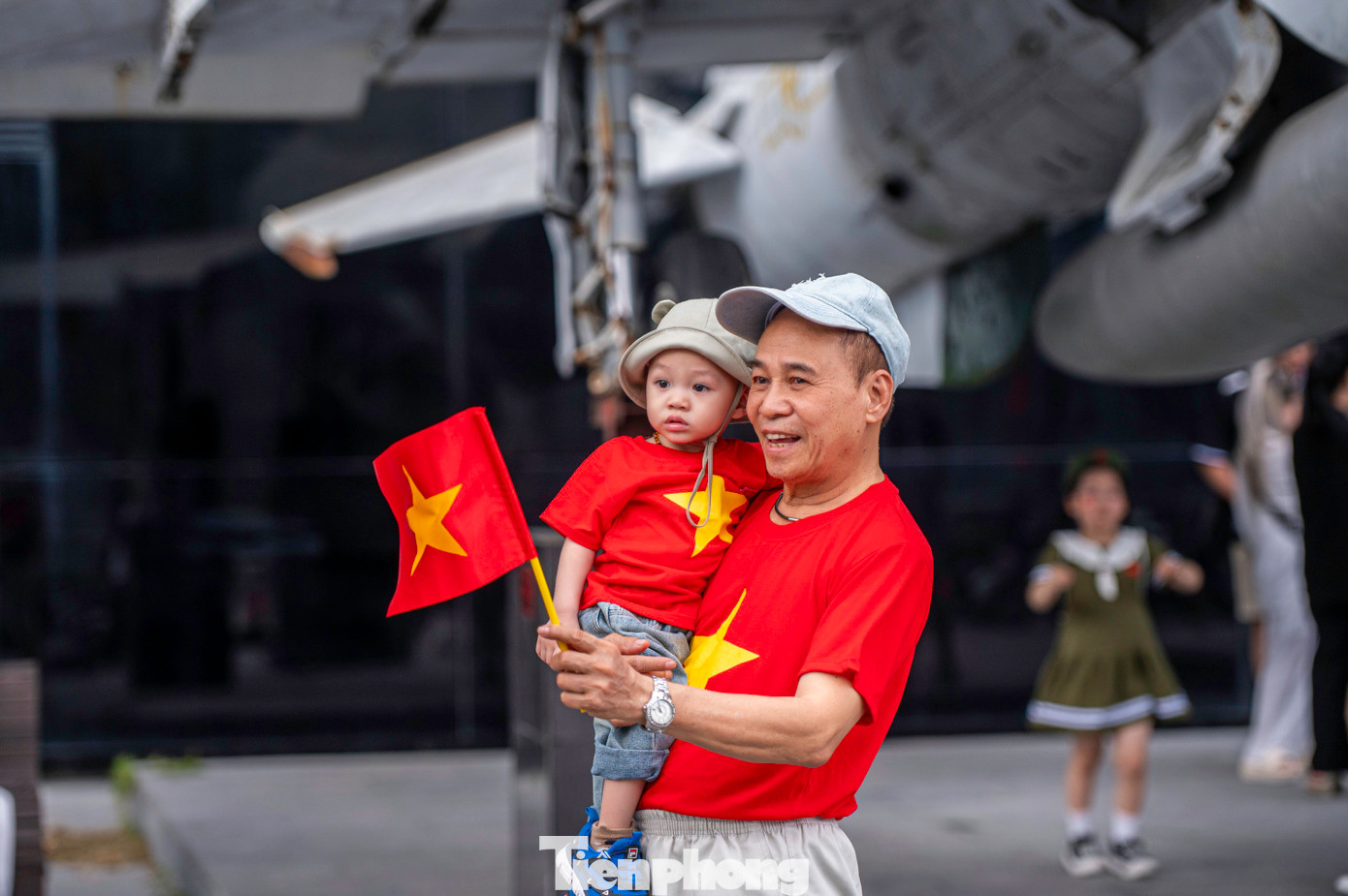 Nhân dịp này, người dân thành phố cũng đổ về cụm công trình văn hóa Bảo tàng - Thư viện Quảng Ninh; Quảng trường 30/10 chụp ảnh "check-in".