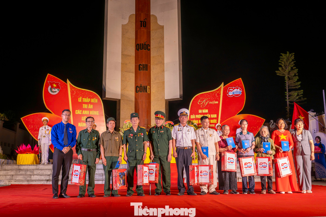 Tại chương trình, đại diện tuổi trẻ Quảng Ninh đã tặng nhiều phần quà tri ân các chiến sĩ Giải phóng quân, thương bệnh binh, cựu thanh niên xung phong và các hộ gia đình chính sách trên địa bàn TP Hạ Long.