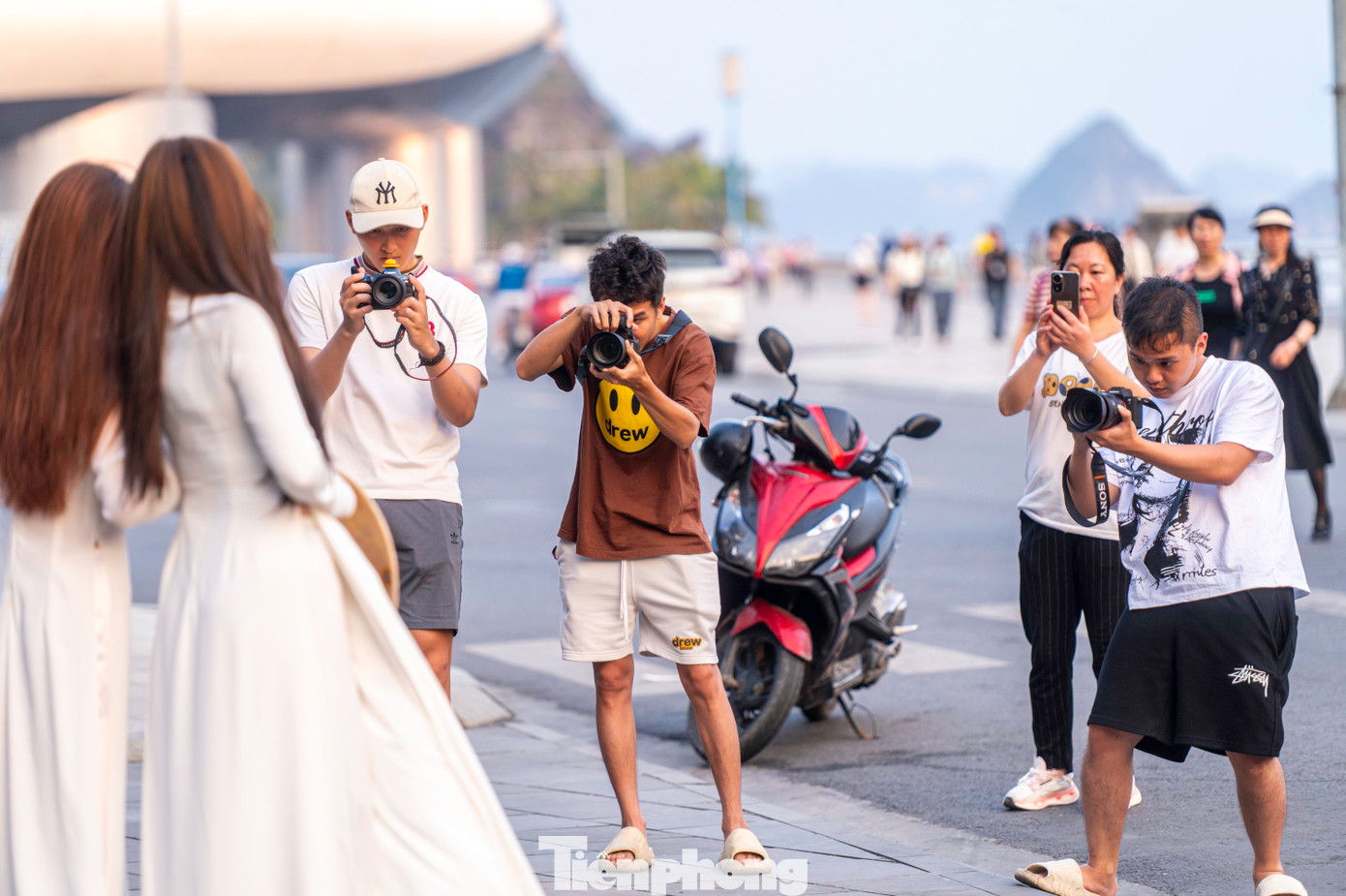 Một số bạn trẻ còn thuê riêng thợ chụp để thoả mãn đam mê nghệ thuật.