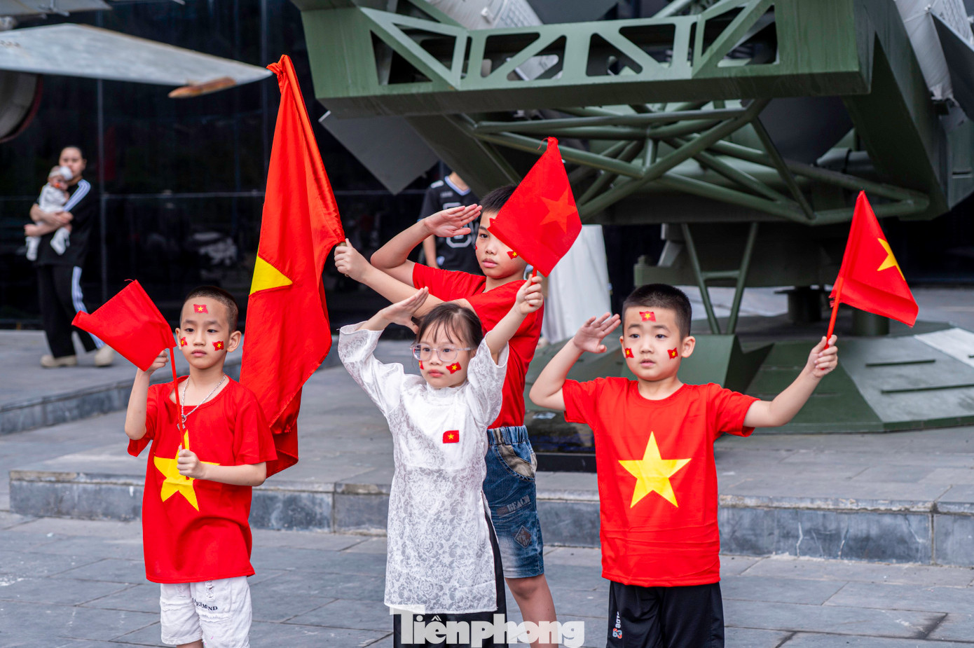 Nhân dịp này, người dân thành phố cũng đổ về cụm công trình văn hóa Bảo tàng - Thư viện Quảng Ninh; Quảng trường 30/10 chụp ảnh "check-in".