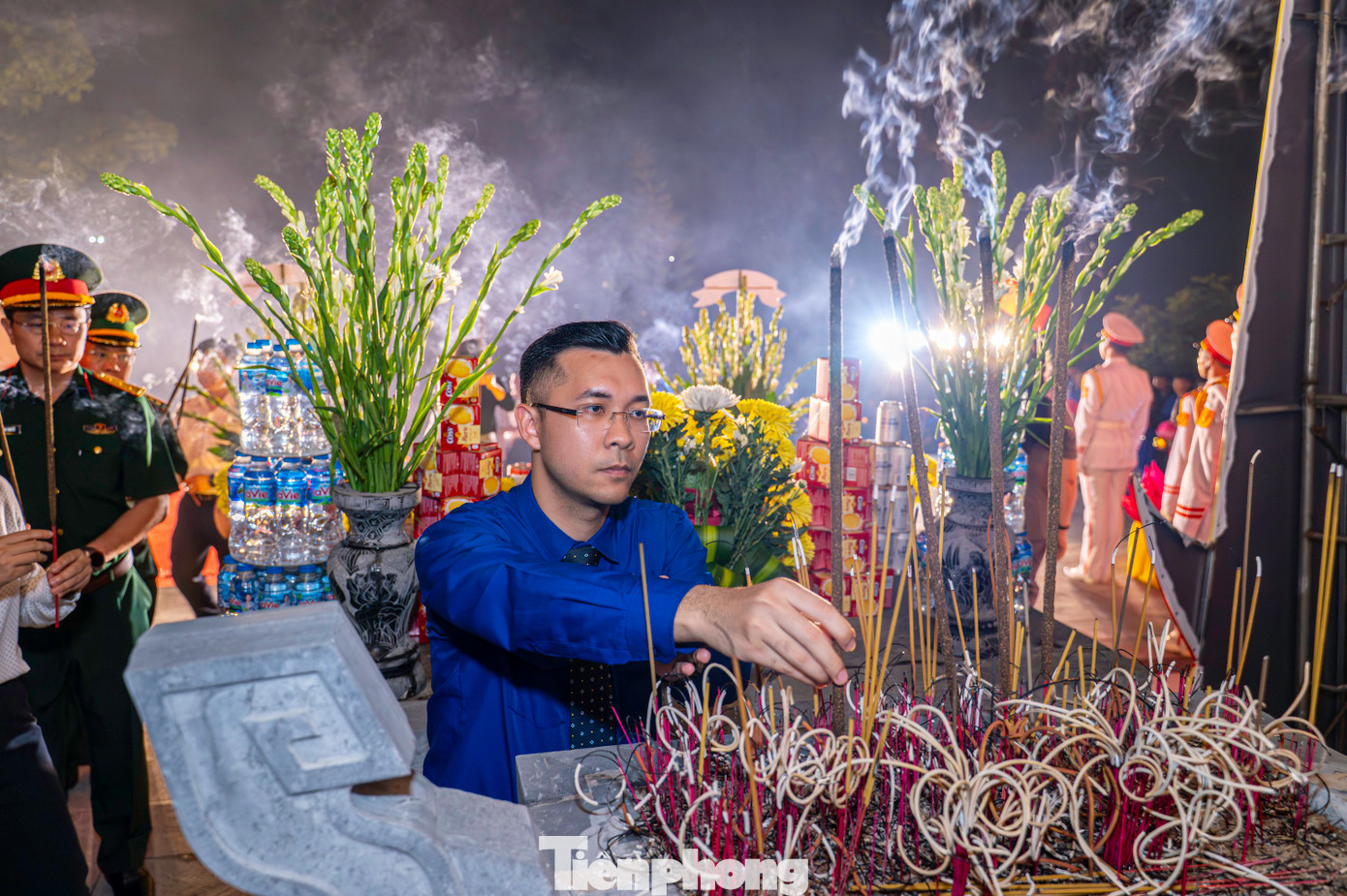 Trong không khí trang nghiêm, các đại biểu và đoàn viên thanh niên đã thành kính dâng hoa, dâng hương và thắp nến tri ân các anh hùng liệt sĩ.