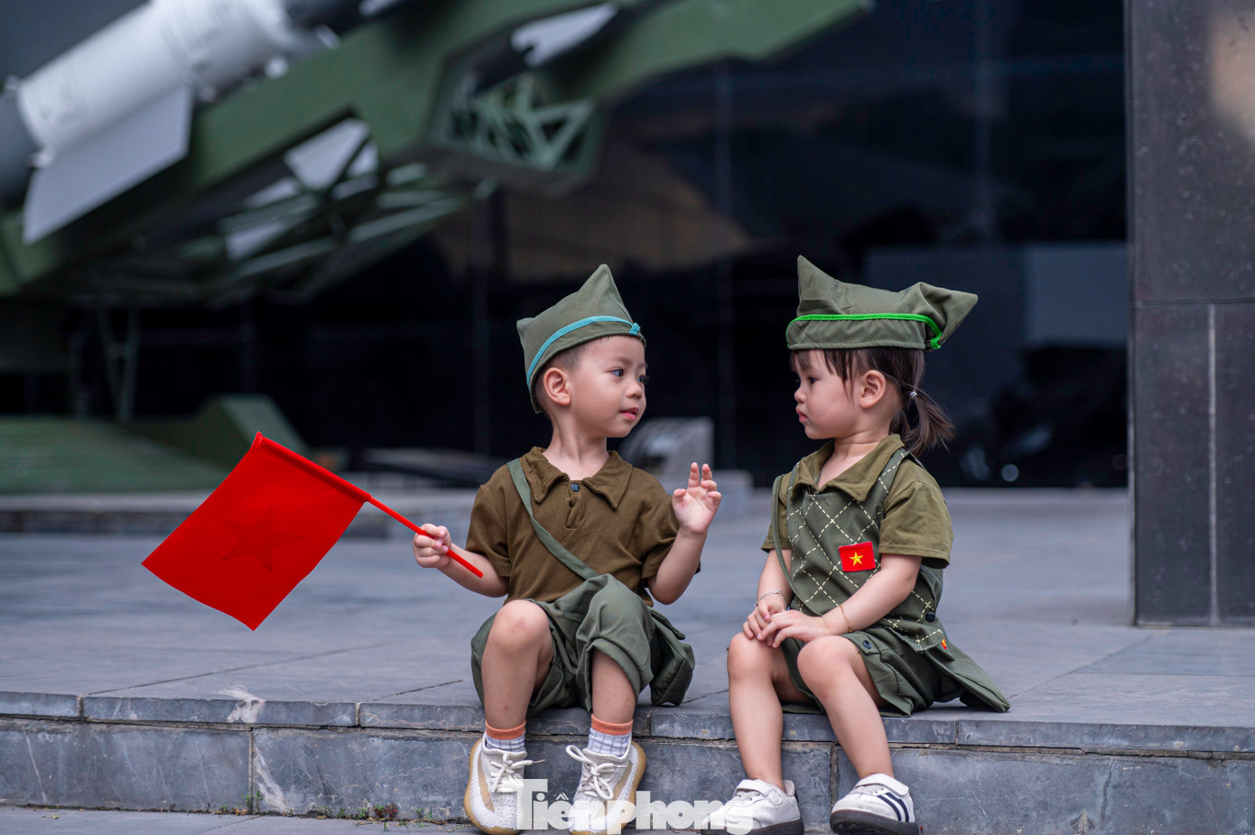 Nhiều gia đình đưa cả trẻ nhỏ đến chụp ảnh với trang phục quần áo bộ đội được may cách tân, trên ngực luôn có hình ảnh lá cờ đỏ sao vàng.