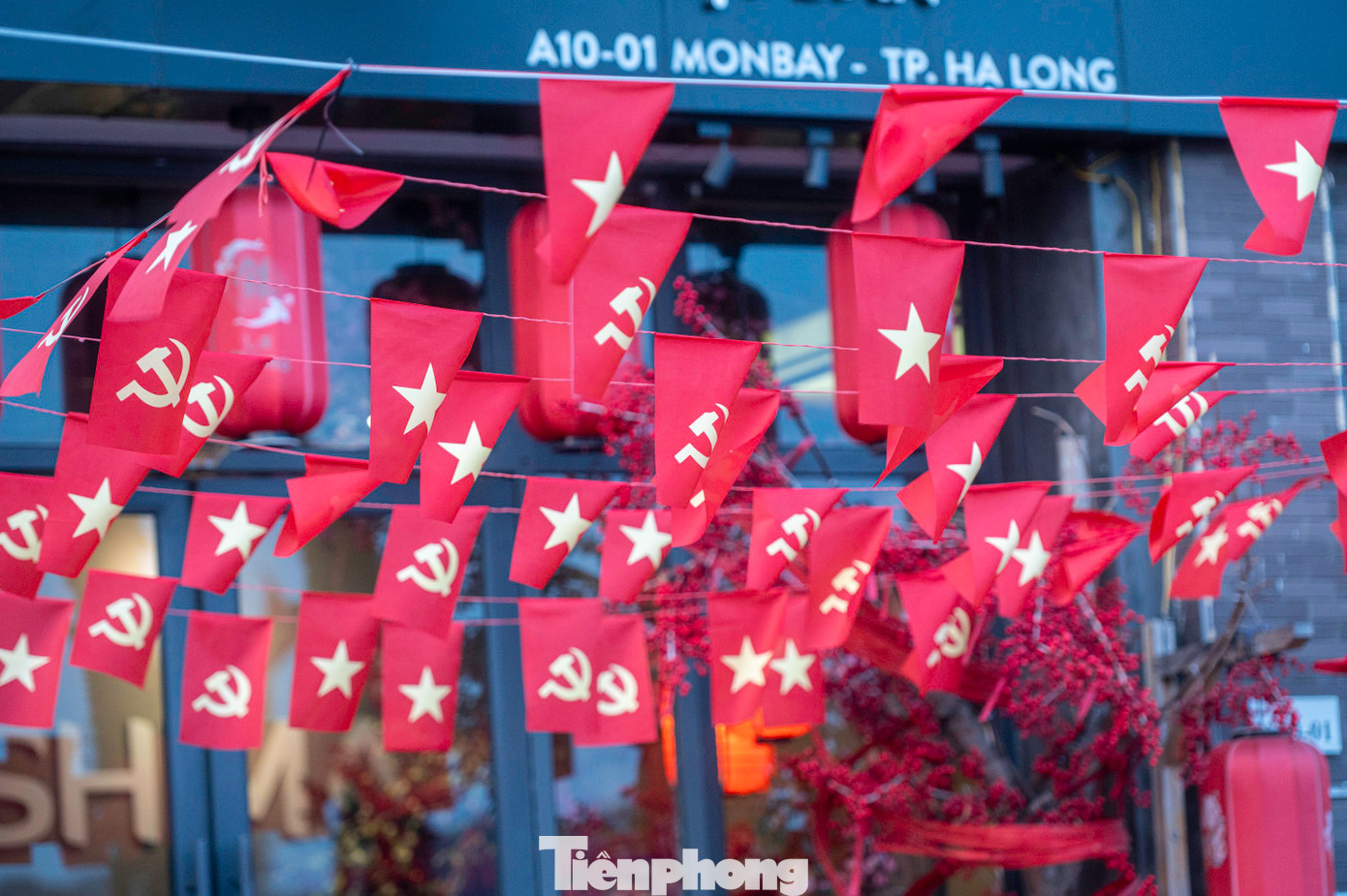 Tại TP. Hạ Long, các cửa hàng, cửa hiệu, nơi tập trung đông người đều khoác lên mình màu đỏ - màu của lá cờ Tổ quốc.