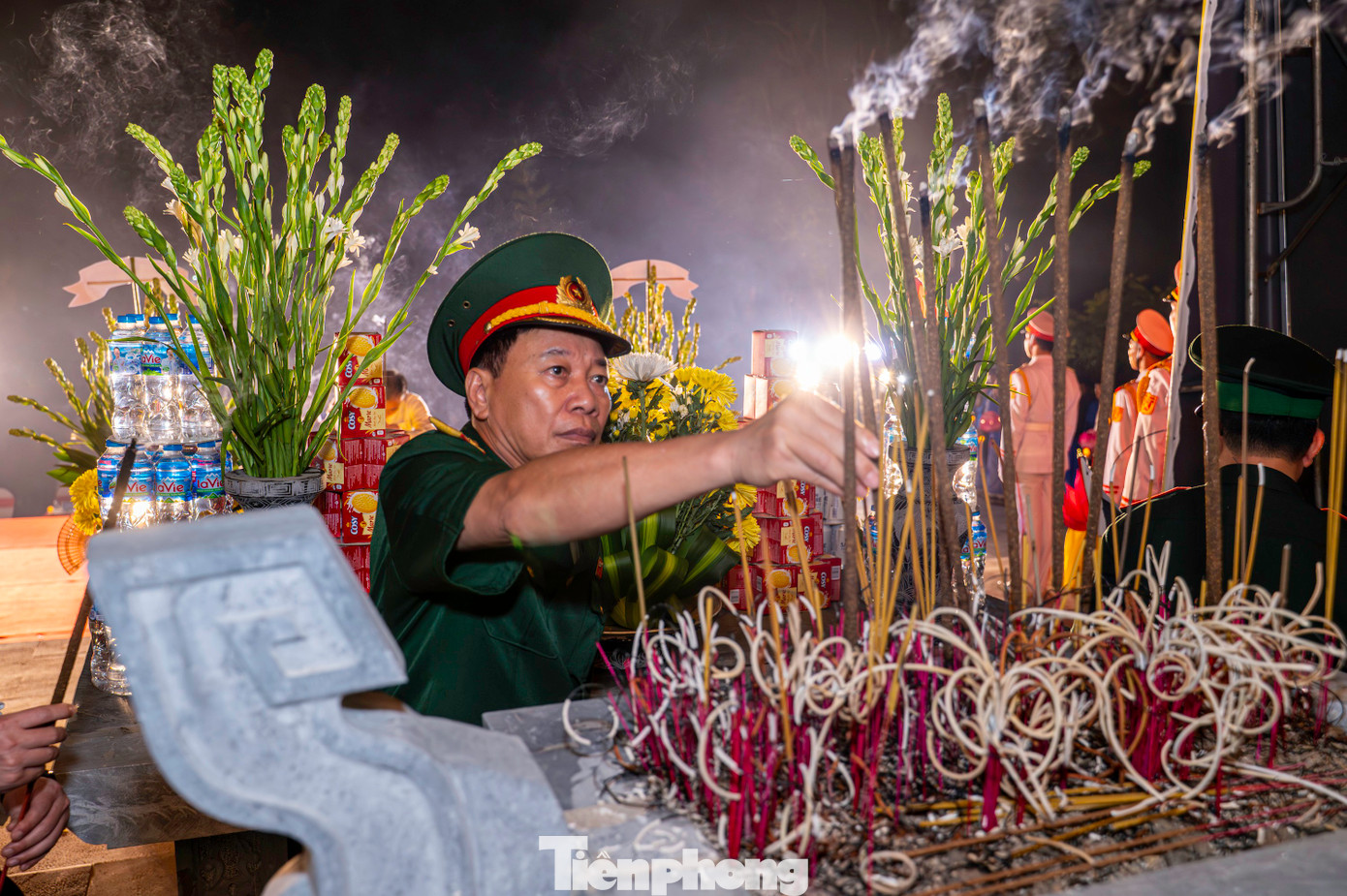 Trong không khí trang nghiêm, các đại biểu và đoàn viên thanh niên đã thành kính dâng hoa, dâng hương và thắp nến tri ân các anh hùng liệt sĩ.