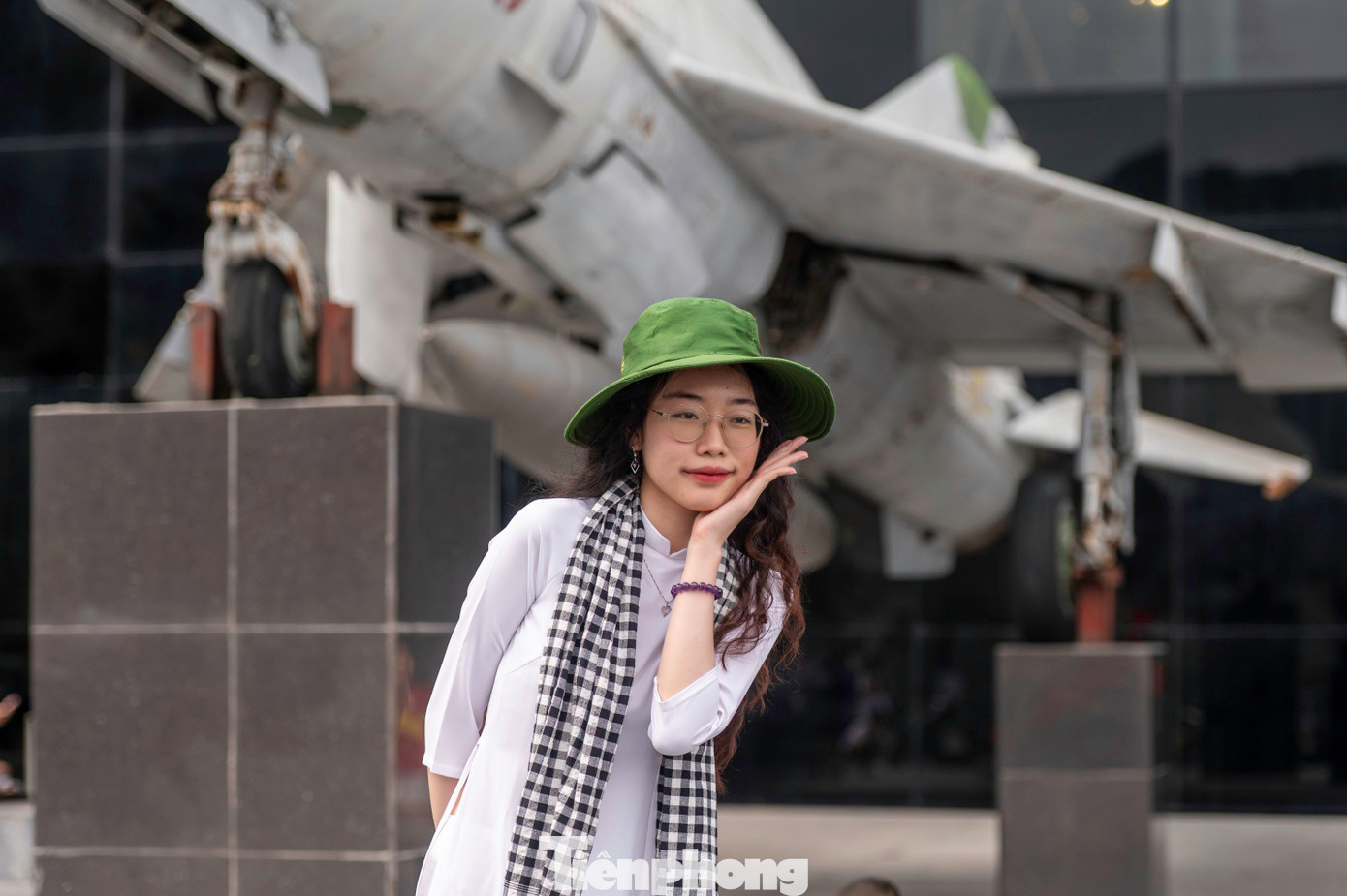 Mỹ Duyên, học sinh trường Chuyên Hạ Long, cho biết em cùng bố mẹ đến địa điểm này để chụp ảnh. "Đây là địa điểm lưu giữ hình ảnh lịch sử chiến đấu bảo vệ vùng mỏ của quân, dân Quảng Ninh. Em cảm thấy tự hào về dân tộc Việt Nam nói chung và của người dân vùng mỏ nói riêng", Mỹ Duyên chia sẻ.