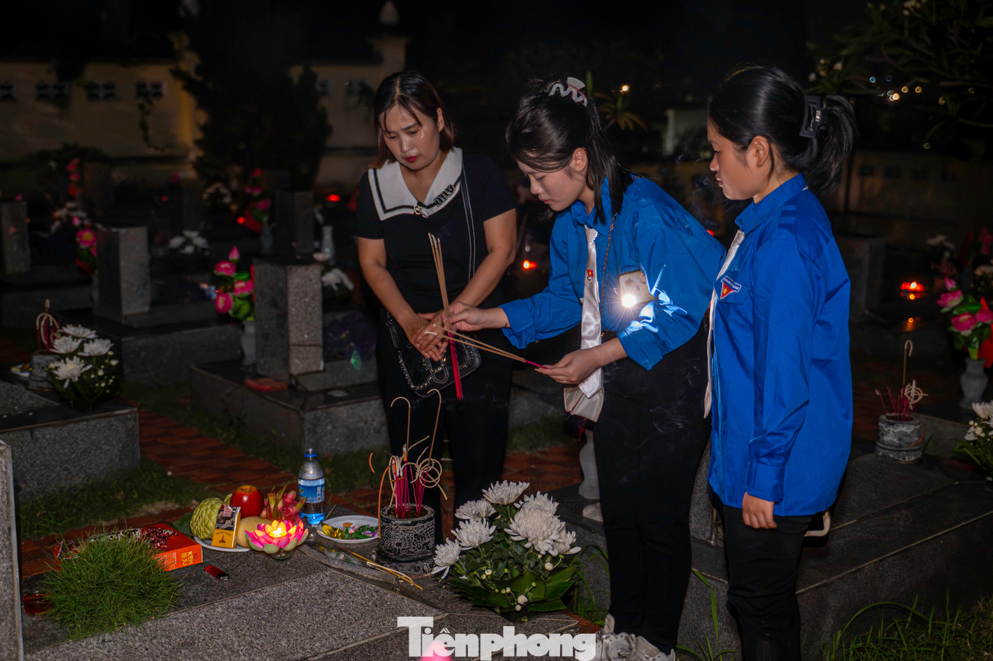 &quot;Em cảm thấy rất xúc động và nghẹn ngào. Để có được hòa bình như ngày hôm nay, cha ông đã phải đổ xương máu trong công cuộc đấu tranh giành độc lập. Đây là bài học rất ý nghĩa dành cho các thế hệ đoàn viên, thanh niên Quảng Ninh hãy tiếp tục rèn luyện, cống hiến để xứng đáng với truyền thống cách mạng vẻ vang của các thế hệ đi trước&quot; Thu Hương, trú TP Hạ Long chia sẻ.