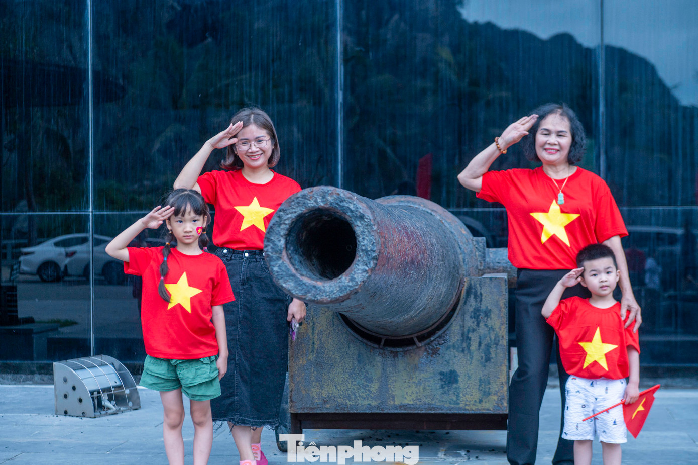 Nhân dịp này, người dân thành phố cũng đổ về cụm công trình văn hóa Bảo tàng - Thư viện Quảng Ninh; Quảng trường 30/10 chụp ảnh "check-in".